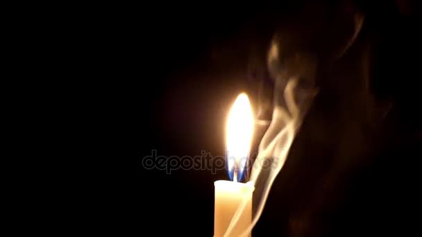 Plamen zapálil svíčku s působivou kouře v noci. — Stock video