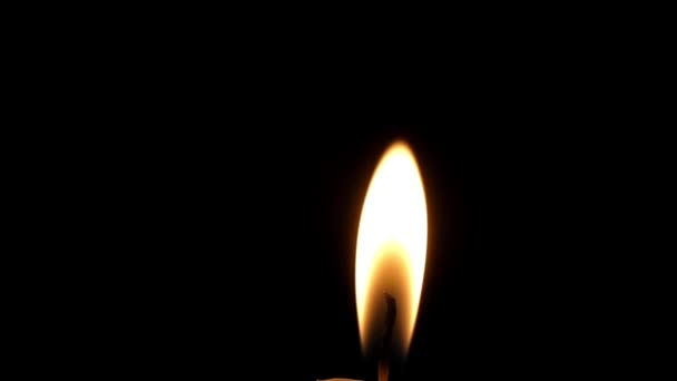 Una llama de vela encendida tocando por la noche . — Vídeos de Stock