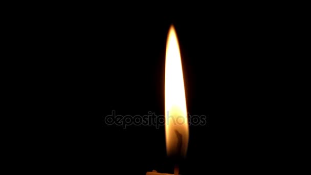 Ένα αναμμένο κερί κίτρινο με αναβοσβήνει φλόγα τη νύχτα. — Αρχείο Βίντεο
