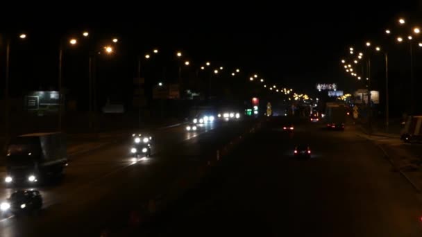 Λεωφορεία και φορτηγά που κινείται κατά μήκος ενός αυτοκινητόδρομου αναμμένο νύχτα στην Ανατολική Ευρώπη. — Αρχείο Βίντεο