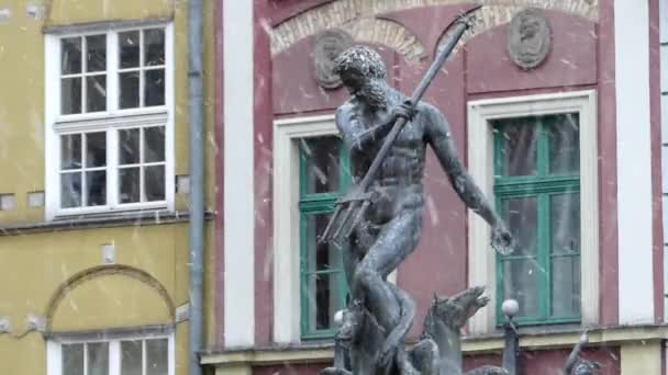 Monumento al Bronce de Neptuno Manteniendo un Tridente en Manos en la Ciudad Polaca en Nieve Pesada — Vídeo de stock