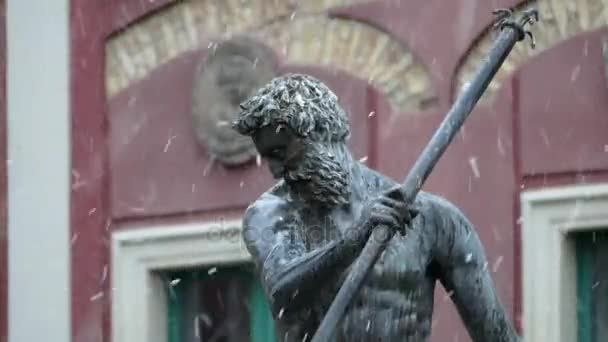 Monumento de Bronze de Netuno Antes de um Edifício do Século Xviii na Polônia Com Neve Pesada Caindo no Outono — Vídeo de Stock