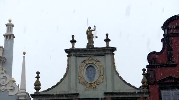 Themis Escultura, Representando uma mulher cega com escalas, em pé em um telhado de um edifício medieval , — Vídeo de Stock