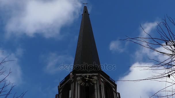 Un campanario de torre alta con un viejo reloj de oro siendo disparado desde una perspectiva de ángulo descendente — Vídeo de stock