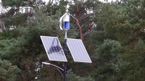 Спінінг метеорологічних датчик з двох сонячних батарей, ліс та ліс у фоновому режимі — стокове відео