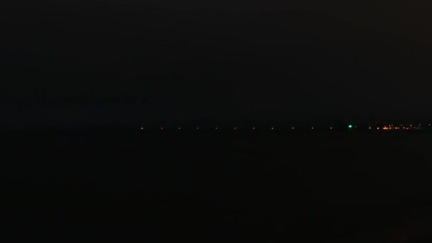 Un camino de postes de luz que parece un parque lunar en la noche en Polonia — Vídeo de stock