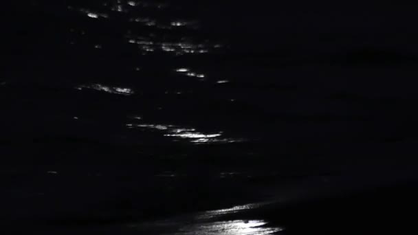 Mondpfad auf welligen Meereswellen im Herbst. — Stockvideo