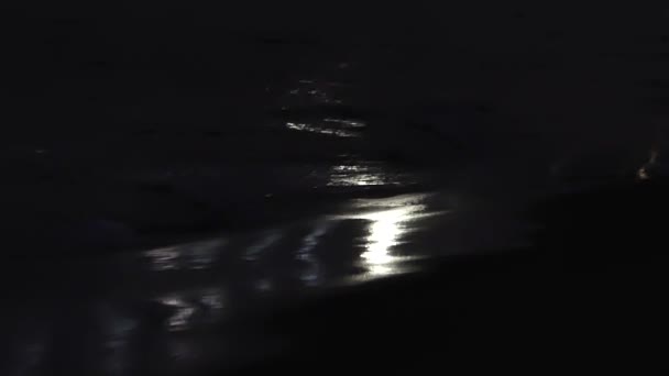 Moon Path on Sand Sea Beach Olhando de uma maneira impressionante no outono . — Vídeo de Stock