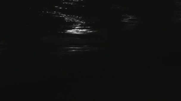 Moon Path on Sea Ondas onduladas que cobrem a praia de areia também no outono . — Vídeo de Stock