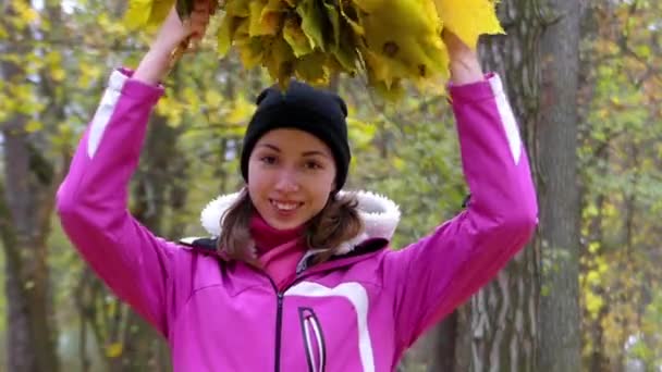 Дівчина з посмішкою на її обличчі сукні Вінок жовтого листя . — стокове відео