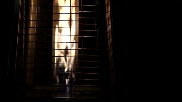 Een modieuze vloerlamp met een sterke vlam in het neergeschoten in een Down perspectief in Slow Motion. — Stockvideo