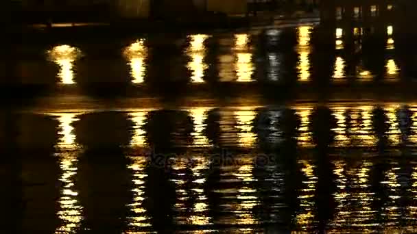 Aguas Negras y Blancas en un Estanque de la Ciudad Dando Reflexiones de Columna Amarilla Con un Muelle Cerca — Vídeos de Stock