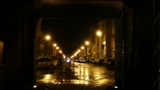 Gente caminando por una calle empedrada a través de un viejo arco en otoño — Vídeo de stock