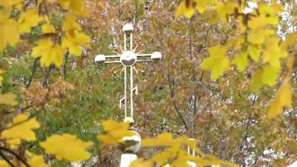 Kościół krzyż na dachu na Park podczas wietrznej pogody. Akcja w parku jesień. — Wideo stockowe