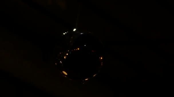 Balle avec des lignes LED éclairées éclairées dans l'obscurité . — Video