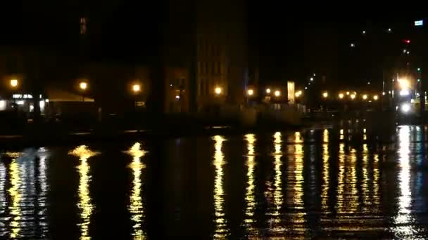 European City Quayside la nuit avec un jeu énigmatique de lumière dans les eaux ondulées — Video