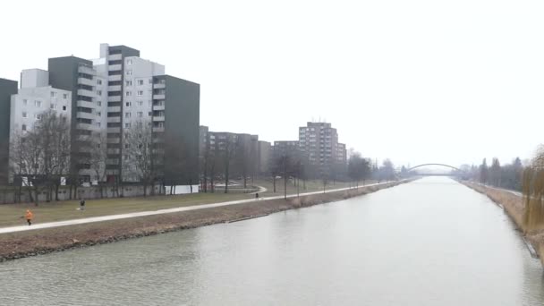 Κανάλι νερού στο Κίεβο, που ονομάζεται ως Rusanovkaya Quay (Naberezhnaya) το πρωί — Αρχείο Βίντεο