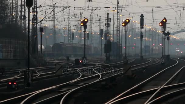 Ferrovie curve impressionanti e un sacco di semafori di notte nell'Europa orientale in autunno — Video Stock