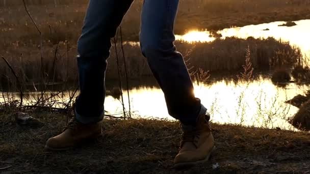 Pernas de um jovem dançarino e seu corpo inteiro no gramado verde ao pôr do sol em câmera lenta — Vídeo de Stock