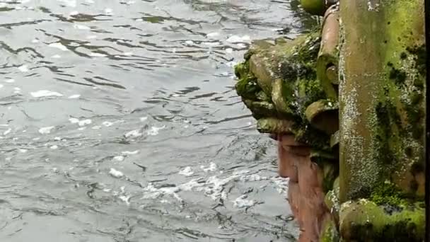 De beweging van Water in de rivier onder de brug met oud standbeeld in Slow Motion — Stockvideo