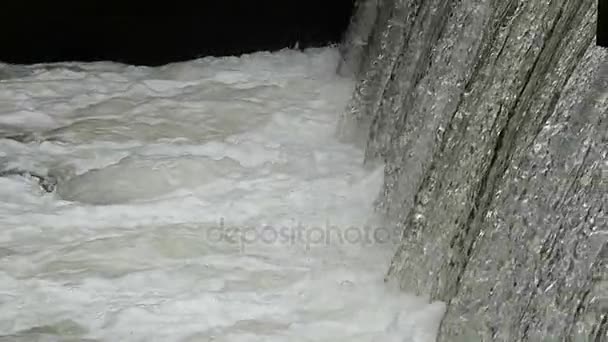 Il potente flusso della cascata al rallentatore . — Video Stock