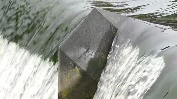 O fluxo de água através da barragem em movimento lento . — Vídeo de Stock