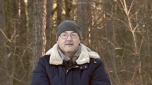 Hombre de mediana edad en tomar nieve y vomitarla con una cara feliz sonriente en cámara lenta . — Vídeos de Stock