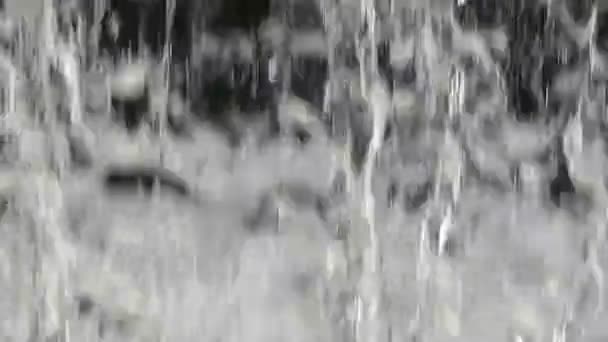 Abstrakta vertikala flöden av vatten närbild i svartvitt nyanser i Slow Motion — Stockvideo