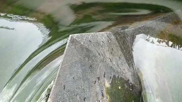 Текстура падающей воды в водопаде в медленном движении . — стоковое видео