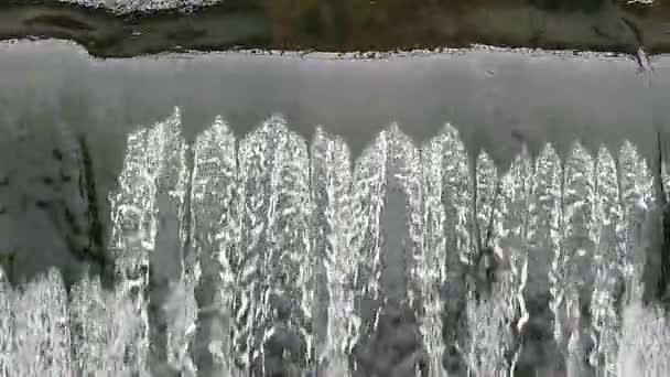 在慢动作瀑布落下的水的质地. — 图库视频影像
