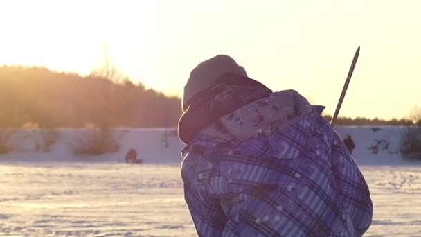 Liten pojke leker med Wooden Sword vid solnedgången i Slow Motion. — Stockvideo