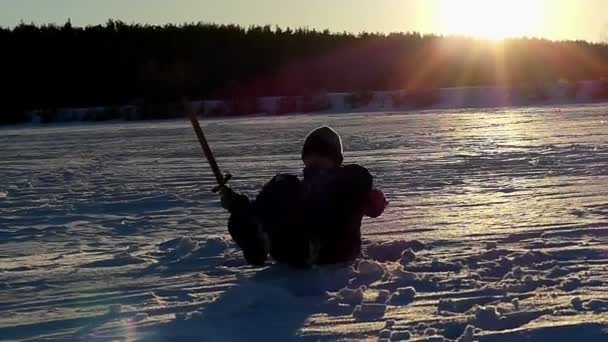 Liten pojke på vintern leker med skugga med Wooden Sword vid solnedgången i Slow Motion. — Stockvideo