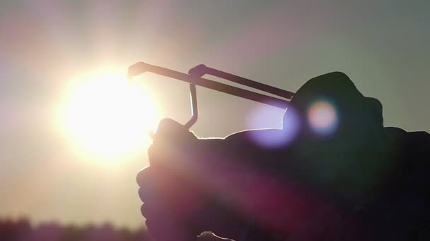 Menino Atirar em um Slingshot em câmera lenta . — Vídeo de Stock