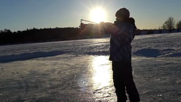 In de Winter, een kleine jongen een katapult schieten in Slow Motion. — Stockvideo