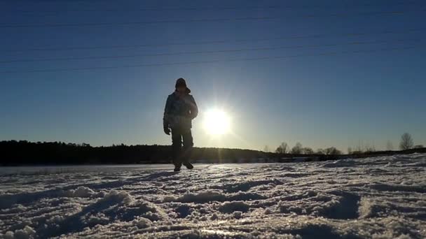 Cool Little Boy Correr y saltar al cielo en cámara lenta la acción en el invierno . — Vídeos de Stock