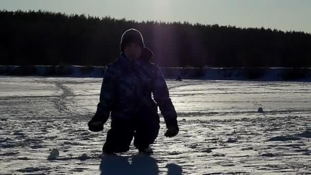 Ragazzo saltare nel cielo e battere le mani in slow motion al tramonto . — Video Stock