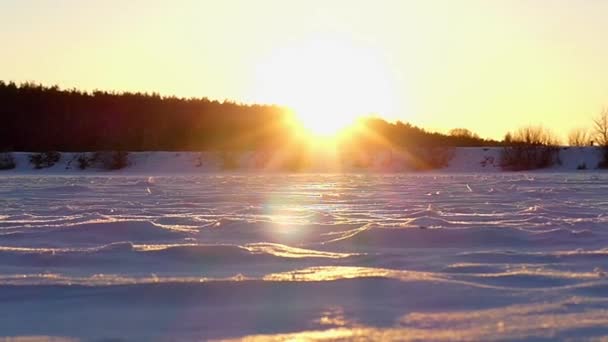 Kühle Filmaufnahmen mit Schnee bei Sonnenuntergang in Zeitlupe. — Stockvideo