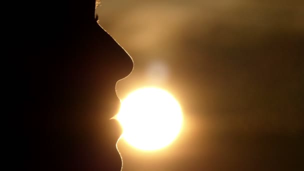 Σιλουέτα του προσώπου του κοριτσιού στο ηλιοβασίλεμα σε βίντεο 4 k. — Αρχείο Βίντεο