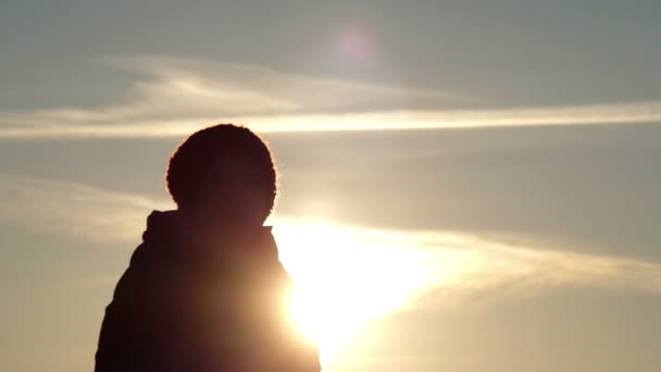 Menina comemorar seu prêmio Rising sua taça ao pôr do sol . — Vídeo de Stock