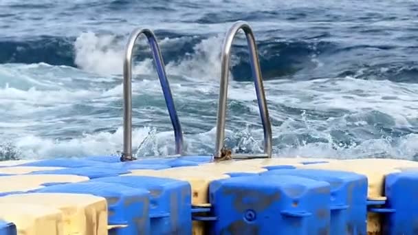 Plataforma flutuante com corrimãos em uma costa do mar Báltico em um clima tempestuoso em câmera lenta . — Vídeo de Stock