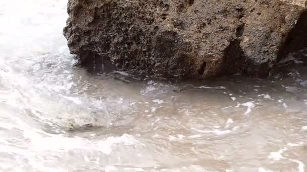 Spatten van opruimen golven op de Baltische Zee strand met een grote steen in Slow Motion. — Stockvideo