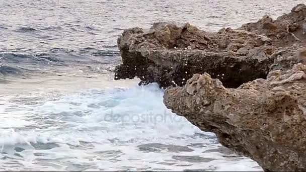 Salpicaduras de olas en la playa del Mar Báltico con una gran piedra en cámara lenta . — Vídeos de Stock