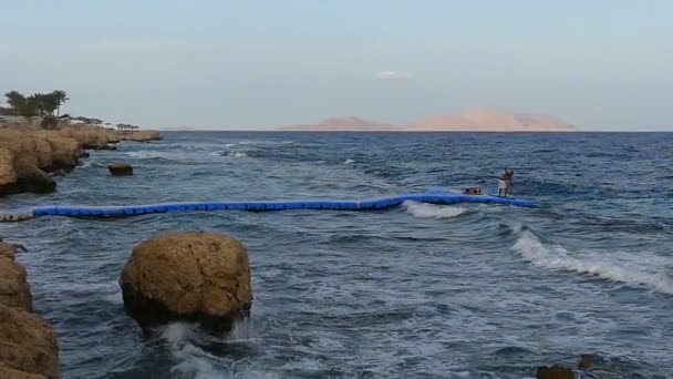 Кам'янистих скель і Bolders на узбережжі Балтійського моря у сонячний день в Atumn в уповільненому Русі. — стокове відео