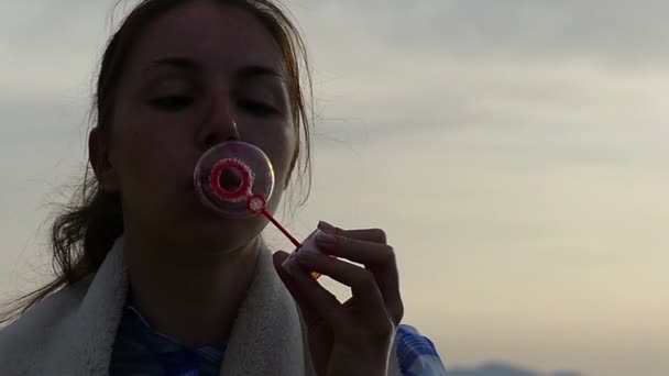 Mooi meisje is grote zeepbellen maken in Slow Motion. — Stockvideo