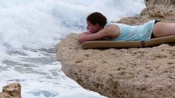 폭풍 파도 슬로우 모션에 돌에 휴식 소녀. — 비디오