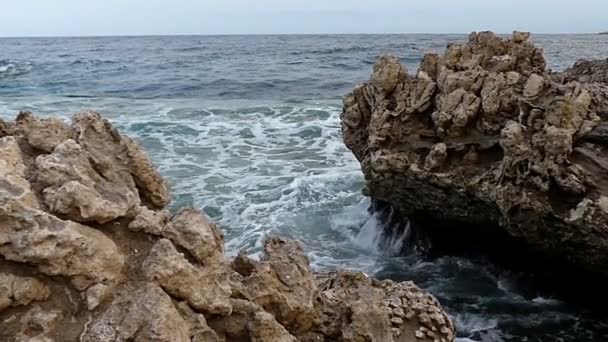 在石质海岸与泡沫飞溅的波在慢动作中窄运河. — 图库视频影像