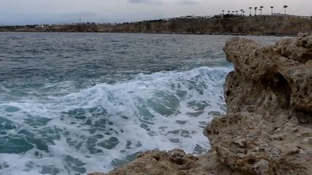 Costa di mare pietroso in Egitto con onde di riordino impressionanti ricoperte di schizzi di schiuma in movimento lento . — Video Stock