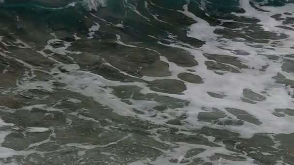 Increíbles olas tormentosas se estrellaron en el mar en cámara lenta . — Vídeos de Stock
