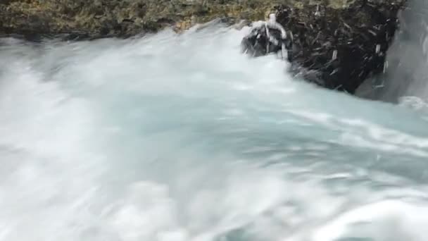 Moře vody Splash v jeskyni v pomalém pohybu. — Stock video