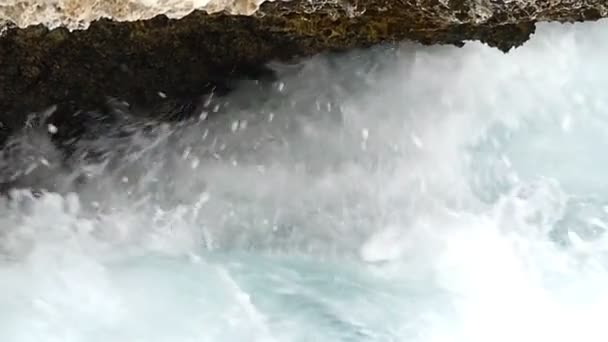 Salpicadura de agua en la cueva en cámara lenta . — Vídeo de stock